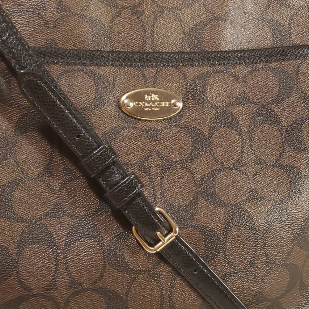 Authentic Coach Crossbody File Bag - Picture 2 of 13